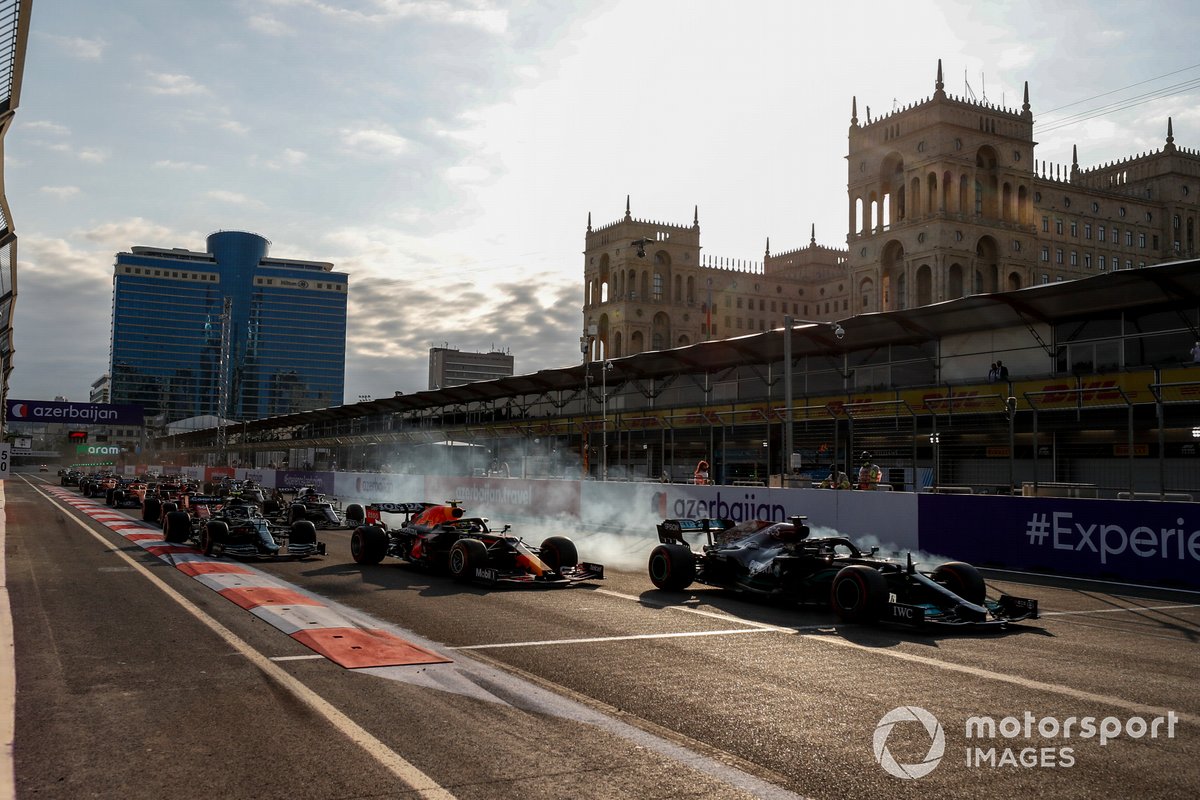 Lewis Hamilton, Mercedes W12 melakukan kesalahan pada sistem pengereman sehingga melebar dari Sergio Perez, Red Bull Racing RB16B saat restart GP Azerbaijan. Hamilton keluar trek di T1 sehingga Perez leluasa mengambil P1 dan memenangi lomba di Baku tersebut.