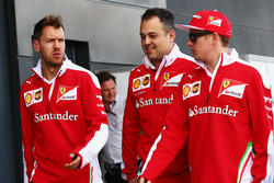 (L naar R): Sebastian Vettel, Ferrari met Diego Ioverno, Ferrari Operations Director en Kimi Raikkon