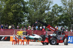 De Mercedes AMG F1 W07 Hybrid van Nico Rosberg na crash en opgave