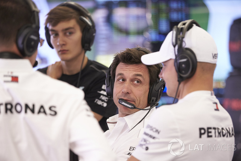Исполнительный директор Mercedes AMG F1 Тото Вольф и гонщик команды Валттери Боттас