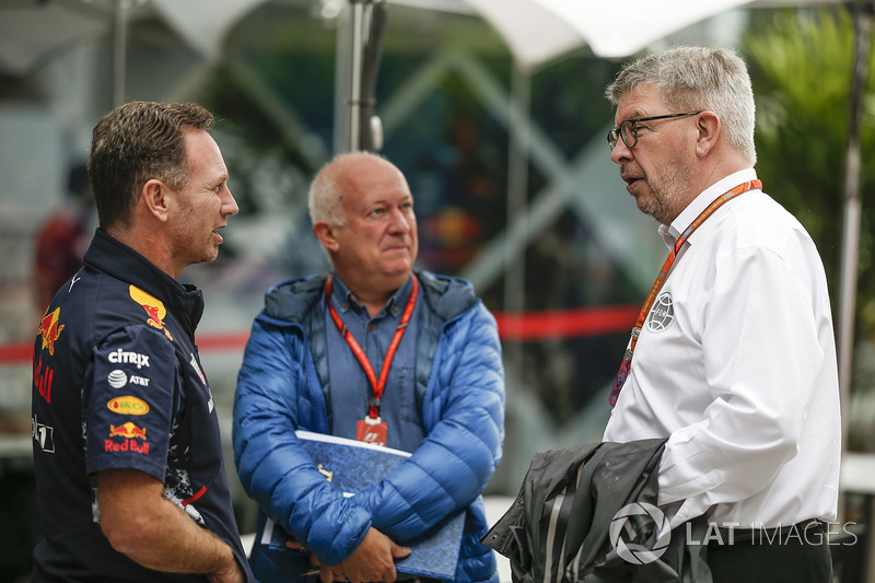 Christian Horner, jefe de equipo de carreras de Red Bull con Dieter Rencken, periodista y Ross Brawn, Director Formula One Motorsports