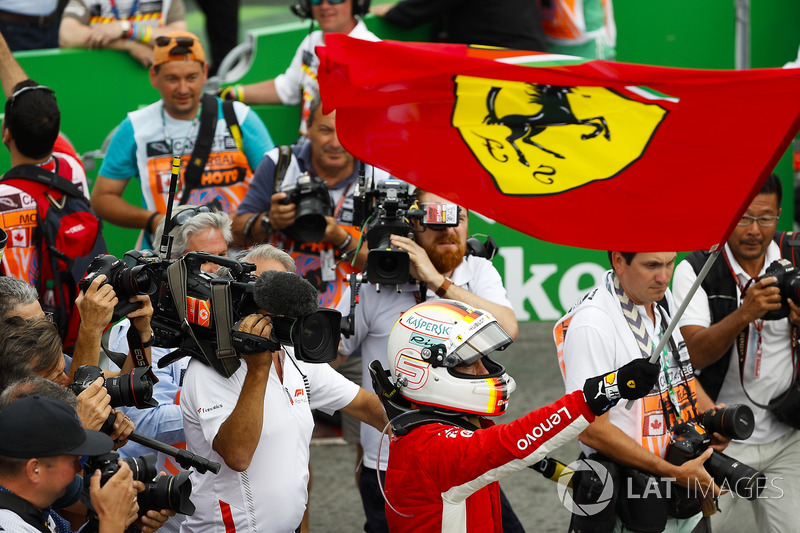 El ganador del GP de Canadá, Sebastian Vettel, Ferrari celebra su victoria en parc ferme