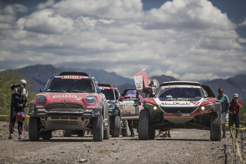 #319 Peugeot: Халід Аль-Кассімі, Ксав'є Пансері, #312 X-Raid Team Mini: Якуб Пржігонскі, Том Колсуль