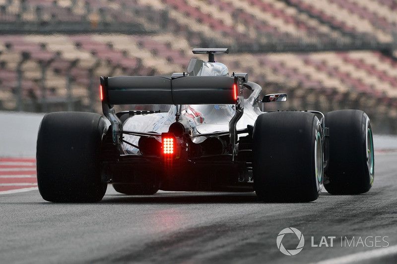 Lewis Hamilton'un Mercedes-AMG F1 W09'unun arka kanadı üzerinde lambalarla