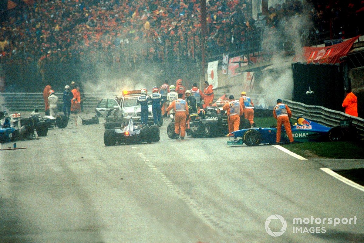 De nasleep van het ongeluk waarbij dertien auto's betrokken waren tijdens de Grand Prix van België in 1998