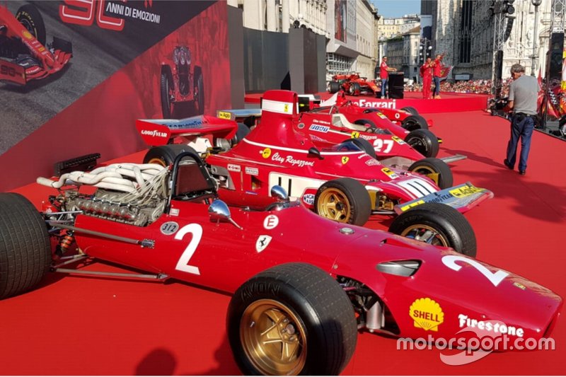 Ecco le Ferrari esposte sul palco del Duomo di Milano