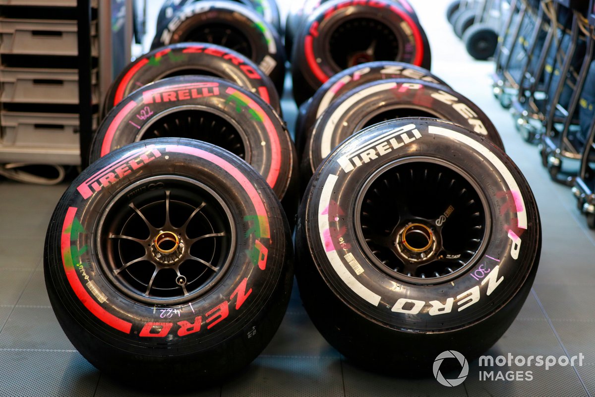 Neumáticos Pirelli en un garaje de la F1.