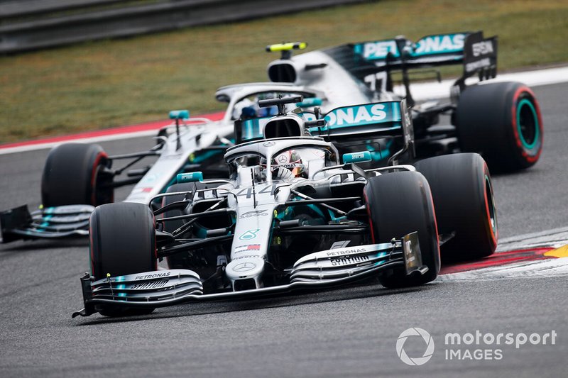 Льюіс Хемілтон, Mercedes AMG F1 W10, попереду Валттері Боттаса, Mercedes AMG W10