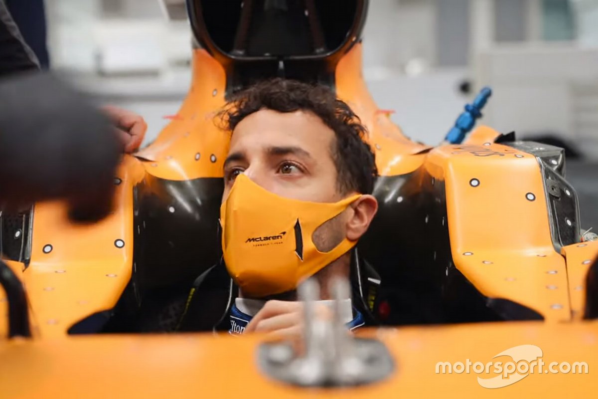 Даниэль Риккардо проходит подгонку сиденья в McLaren MCL35M