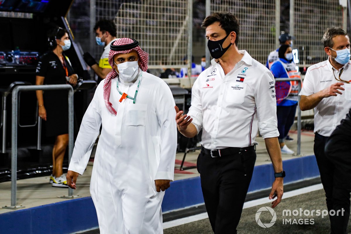 Presiden Asosiasi Motorsport Arab Saudi, Pangeran Khalid bin Sultan Al-Abdullah Al-Faisal (kiri), bersama Toto Wolff, prinsipal Tim Mercedes-AMG Petronas.