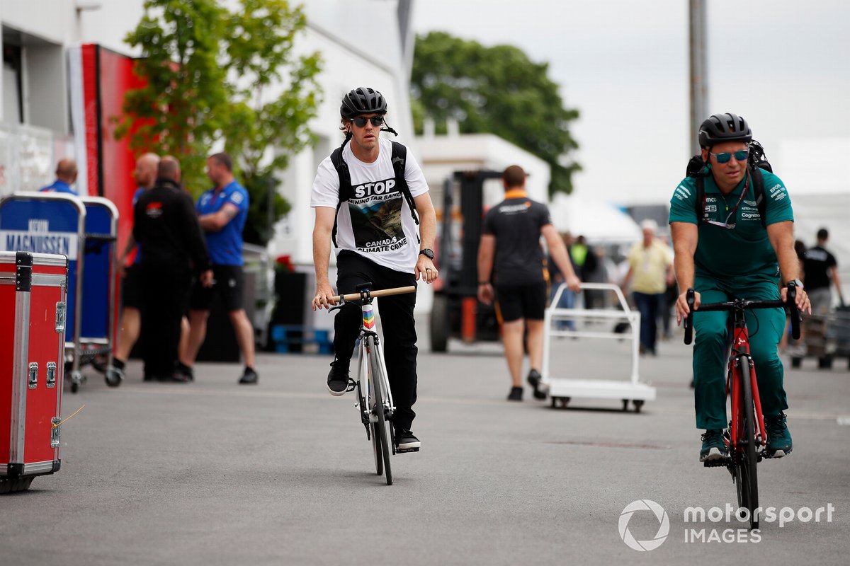 Sebastian Vettel, Aston Martin, llega al circuito en bicicleta.