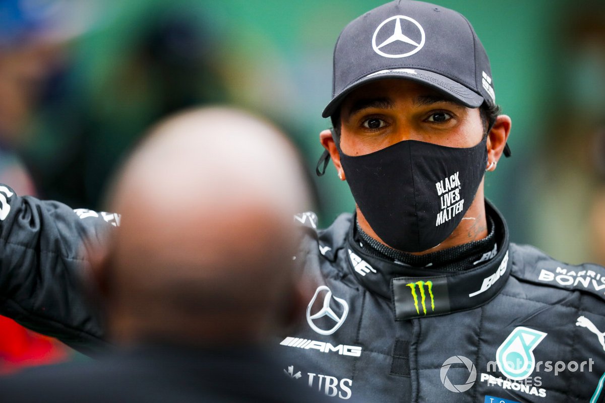 Pemenang balapan Lewis Hamilton, Mercedes F1 merayakan di Parc Ferme dengan ayahnya, Anthony Hamilton