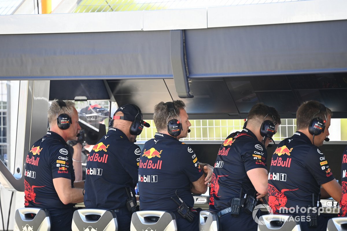 Jonathan Wheatley, Team Manager, Red Bull Racing, Adrian Newey, Chief Technology Officer, Red Bull Racing, Christian Horner, Team Principal, Red Bull Racing, on the pit wall