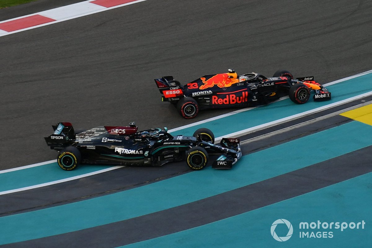 Lewis Hamilton, Mercedes dan Max Verstappen, Red Bull Racing berduel di Tikungan 1