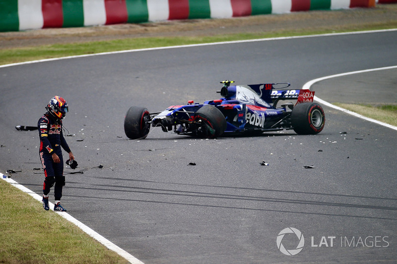 Carlos Sainz Jr., Scuderia Toro Rosso STR12 crashes