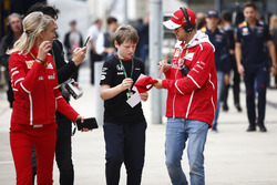 Sebastian Vettel, Ferrari, firma un autografo a un giovane tifoso