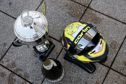 Trofeo e casco di Lando Norris, Carlin Dallara F317 - Volkswagen