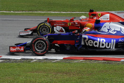 Pierre Gasly, Scuderia Toro Rosso STR12 battles, Sebastian Vettel, Ferrari SF70H