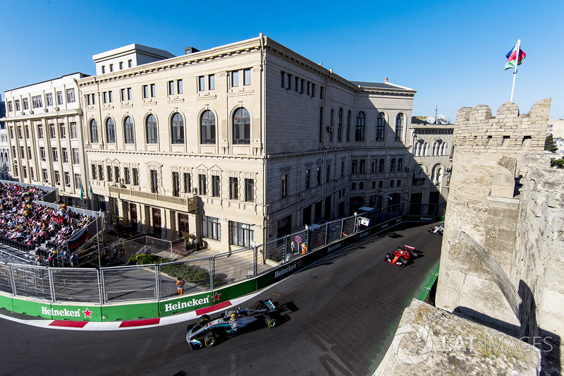 Lewis Hamilton, Mercedes AMG F1 W08, Sebastian Vettel, Ferrari SF70H