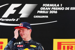 Il vincitore Max Verstappen, Red Bull Racing, festeggia sul podio