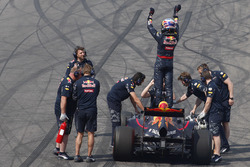Max Verstappen, Red Bull Racing, zwaait naar de fans
