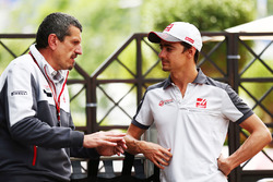 Günther Steiner, teambaas Haas F1 met Esteban Gutierrez, Haas F1 Team
