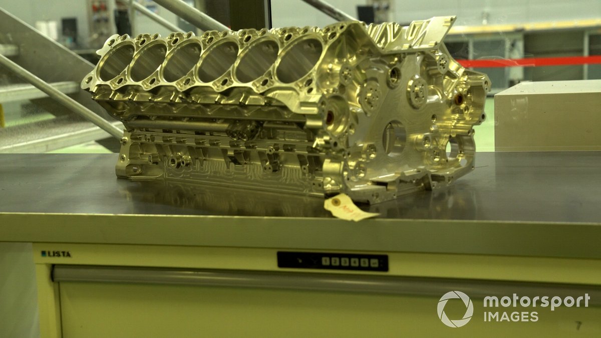 Molde de un V12 en la sede de Stellantis Motorsport