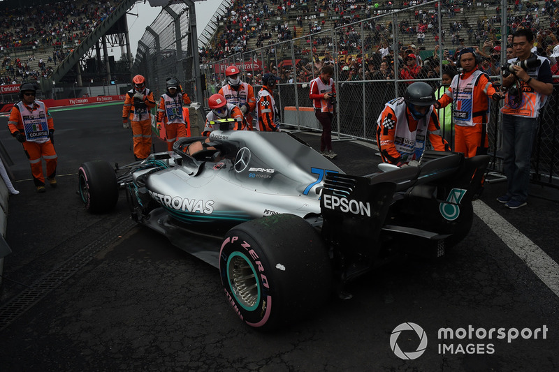 La monoplace de Valtteri Bottas, Mercedes AMG F1 W09 EQ Power+ arrêtée en piste
