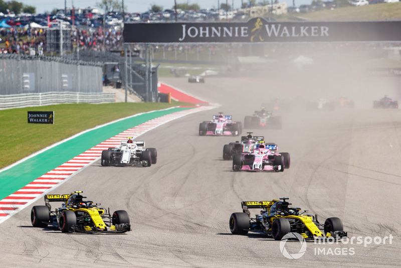 Nico Hulkenberg, Renault Sport F1 Team R.S. 18, leads Carlos Sainz Jr., Renault Sport F1 Team R.S. 18, Esteban Ocon, Racing Point Force India VJM11, Charles Leclerc, Sauber C37, Romain Grosjean, Haas F1 Team VF-18, Sergio Perez, Racing Point Force India VJM11, and the remainder of the field at the start