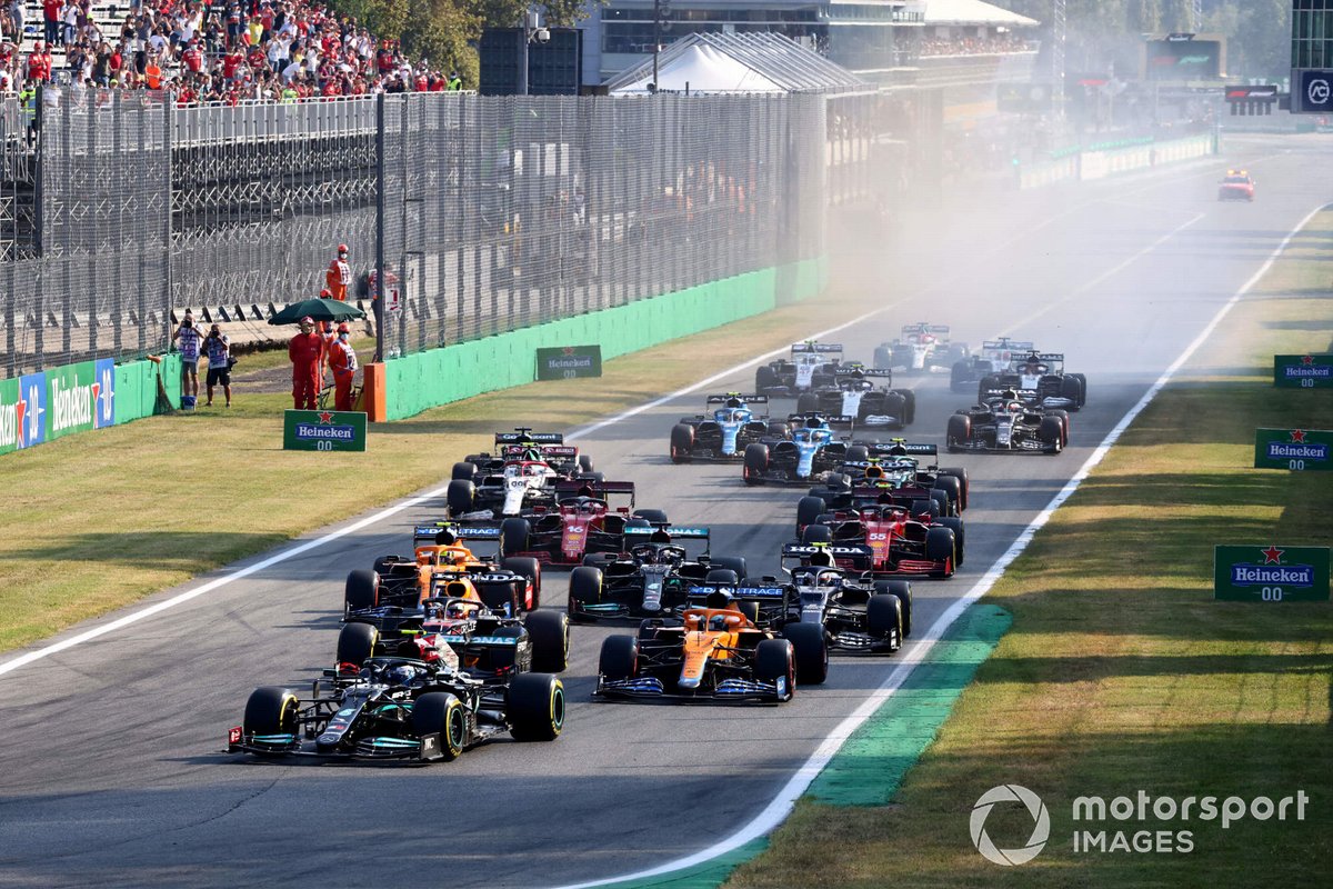 Valtteri Bottas, Mercedes W12, Max Verstappen, Red Bull Racing RB16B, Daniel Ricciardo, McLaren MCL35M, Lando Norris, McLaren MCL35M, Lewis Hamilton, Mercedes W12, Pierre Gasly, AlphaTauri AT02, selepas start Sprint Race F1 GP Italia 2021 di Sirkuit Monza.