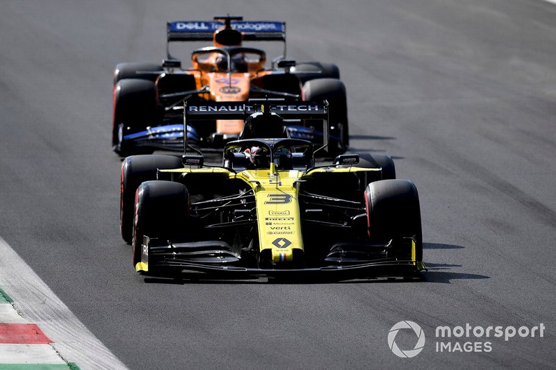 Daniel Ricciardo, Renault F1 Team R.S.19, leads Carlos Sainz Jr., McLaren MCL34