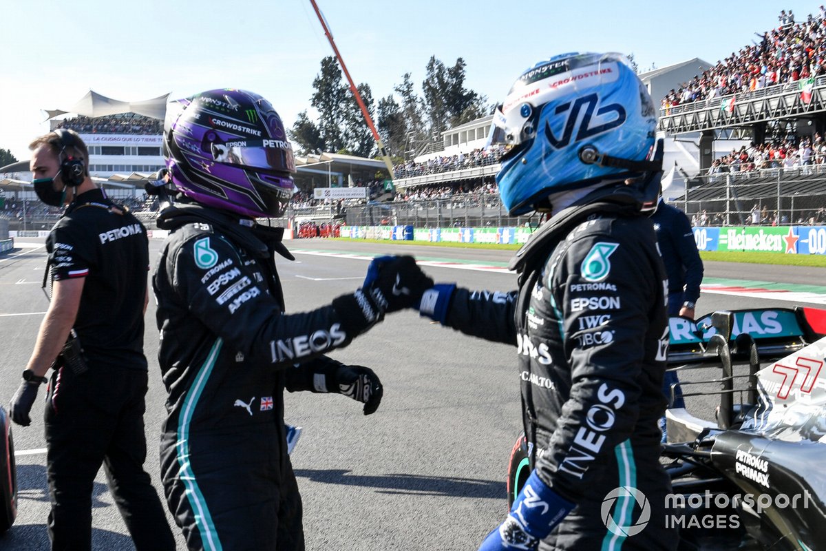 Valtteri Bottas e Lewis Hamilton felici dopo le qualifiche di Città del Messico: la Mercedes è stata strepitosa