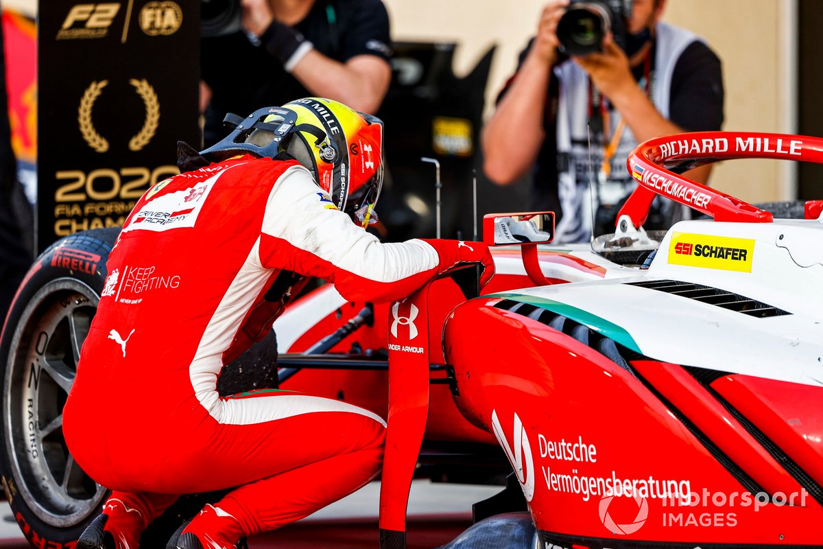 Juara F2 Mick Schumacher, Prema Racing merayakan gelar di Parc Ferme.