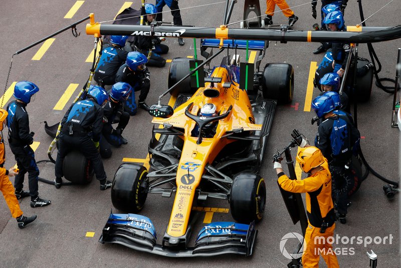 Carlos Sainz Jr., McLaren MCL34, au stand