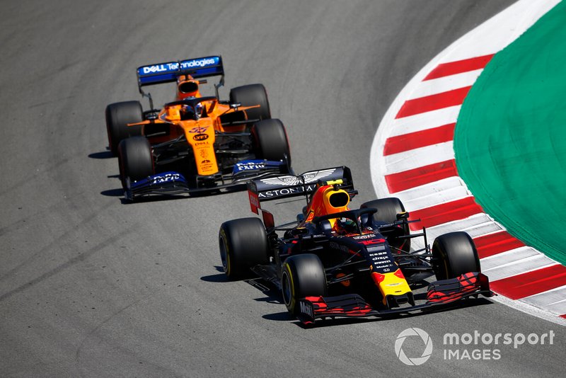 Pierre Gasly, Red Bull Racing RB15, devant Carlos Sainz Jr., McLaren MCL34