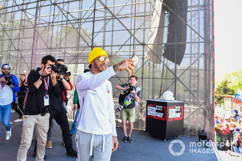 Lewis Hamilton kezét védőborítás óvta szombaton