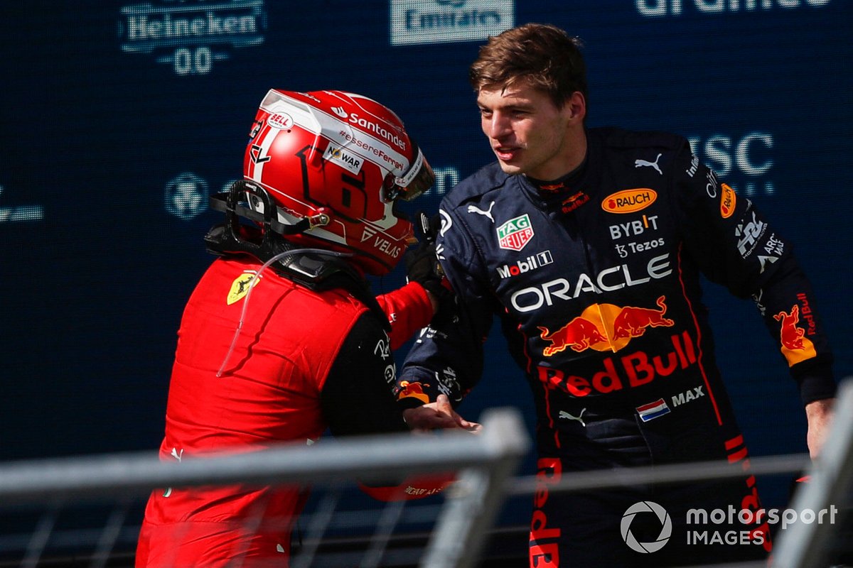 Max Verstappen, Red Bull Racing, felicita a Charles Leclerc, Ferrari, en el parque cerrado del GP de Austria.