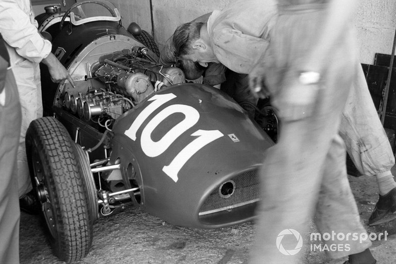 Mekanik sedang memperbaiki sasis Ferrari 500 milik Alberto Ascari bernomor 101 yang berhasil memenangi GP Jerman 1952.