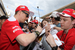 Kimi Raikkonen, Ferrari firma autografi ai tifosi