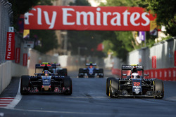 (L to R): Carlos Sainz Jr., Scuderia Toro Rosso STR11 and Jenson Button, McLaren MP4-31 battle for p