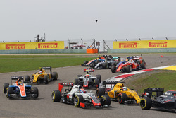 Romain Grosjean, Haas F1 Team VF-16 , Lewis Hamilton (GBR) Mercedes AMG F1 W07 und Kimi Räikkönen, F