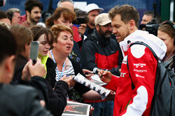 Sebastian Vettel, Ferrari firma autografi ai tifosi