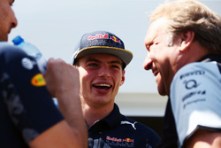 (L naar R): Gianpiero Lambiase, Red Bull Racing Engineer met Max Verstappen, Red Bull Racing en Robe