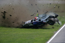 Robert Kubica, BMW Sauber F1.07, crashes heavily during the race