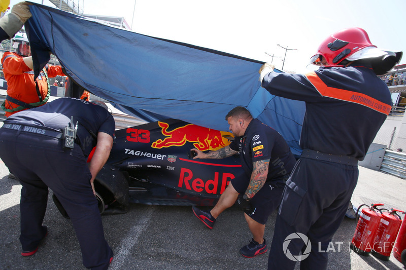 I marshal recuperano la monoposto incidentata di Max Verstappen, Red Bull Racing RB14