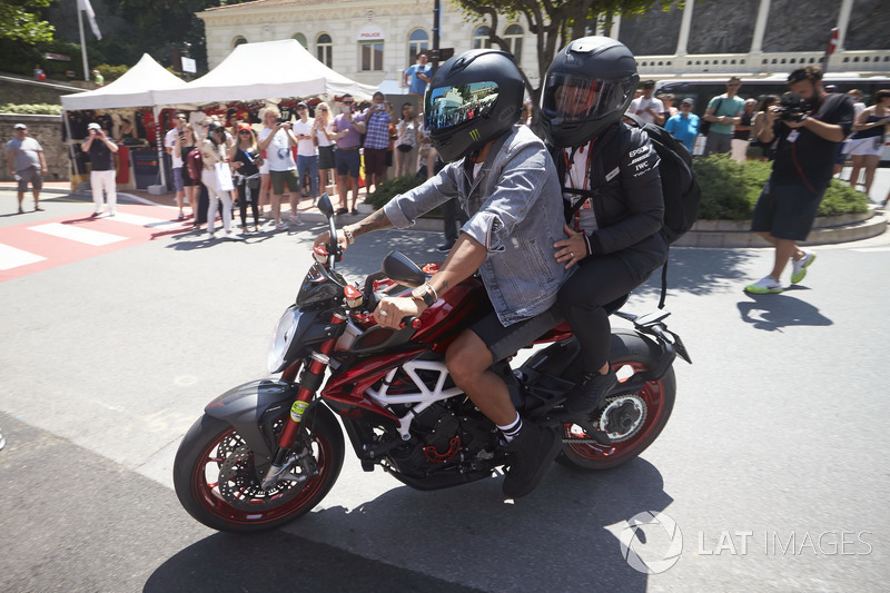 Lewis Hamilton, Mercedes AMG F1, à moto