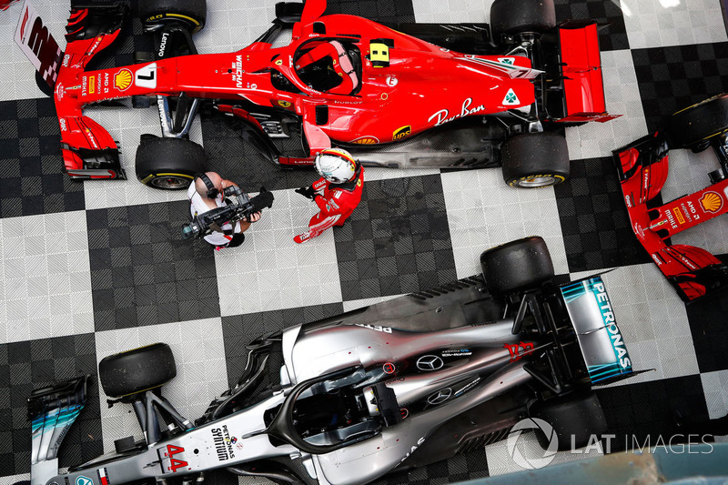 Il vincitore della gara Sebastian Vettel, Ferrari, festeggia all'arrivo nel parco chiuso