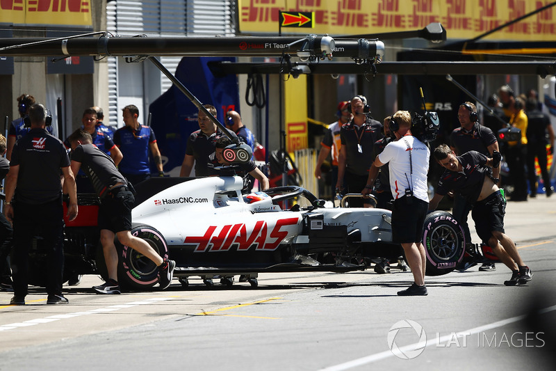 Ромен Грожан, Haas F1 Team, повертається в бокси після відмови двигуна у кваліфікації