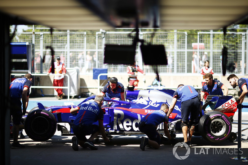 Pierre Gasly, Toro Rosso, con i meccanici