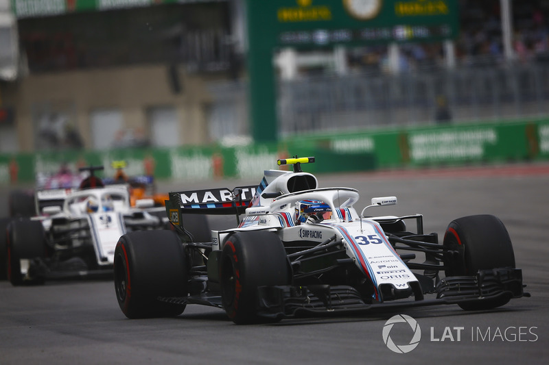 17. Sergey Sirotkin, Williams FW41, leads Marcus Ericsson, Sauber C37